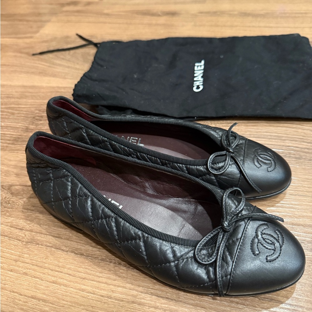 CHANEL black quilted leather ballet flats